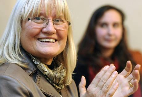 Ludmila Zemanová-Spaleny v Praze poktila stíbrnou pamtní minci ke 100. výroí narození svého otce Karla Zemana (Praha, 2. listopadu 2010)