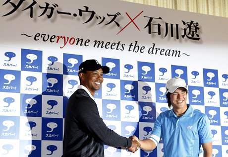 Tiger Woods a Rjo Iikawa na exhibiním turnaji v Jokoham.