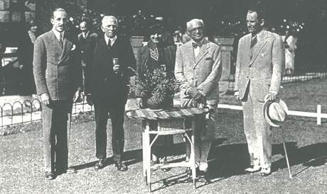 Pedávání golfových cen se v Mariánských Lázních ujali prezident klubu Dr. Max Porges (druhý zprava) a bývalý panlský král Alfons (první zleva).