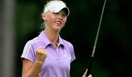 Jessica Kordová se raduje z postupu do finálové fáze kvalifikace LPGA Tour 2011.