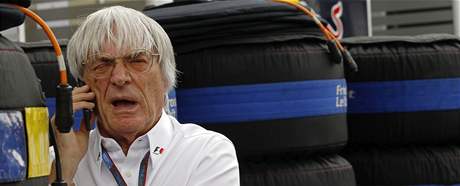 Bernie Ecclestone i po osmdesátce rozdává píkazy v padoku formule 1.
