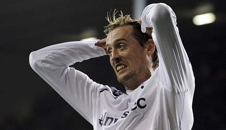 J TO NEDAL. Peter Crouch z Tottenhamu lom rukama potom, co nepromnil anci.