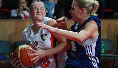 Basketbal eny zápas Hradec Králové - Strakonice. Hráky Ovsíková a Uhrová. (7. 11. 2010)