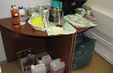 Chemikálie a laboratorní vybavení, které ml dealer v jednom z byt.