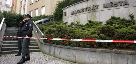 Policisté hlídkují na schodech ped karlovarským magistrátem, kde anonym nahlásil bombu.