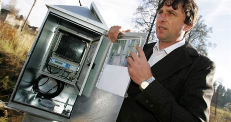 Meteorolog Rudolf Kovaík ze indelové ukazuje novou limnigrafickou stanici. 