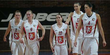 Basketbalistky Hradce Králové. Zleva kráejí Andrea Ovsíková, Michaela Stará, Lucie Kysilková, Michala Hartigová a Eva Horáková
