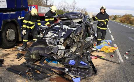 Dv mladé eny zemely pi sráce s kamionem u Perné na Beclavsku (4.11.2010). 