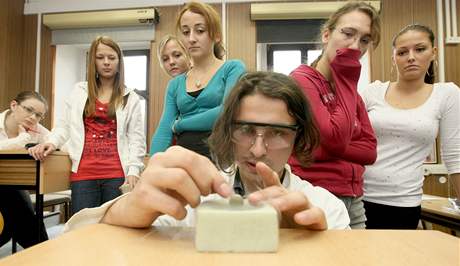 Chemici z VCHT ukzali studentm jihlavskho gymnzia, jak me vypadat modern hodina chemie.