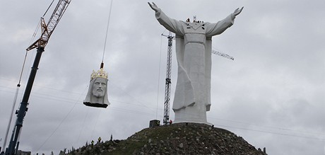 V Polsku vyrostla socha obřího Ježíše.