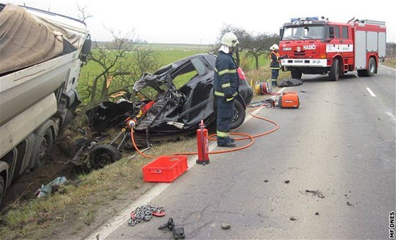 Tragická nehoda tí aut mezi Starým Sedlem a Sokolovem, pi které zahynuli dva lidé