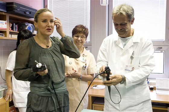Léka Jií Kobr ukazuje nový videobronchoskop, který plzeský Fakultní nemocnice získala díky nadanímu fondu Kapka nadje Venduly Svobodové (na snímku).