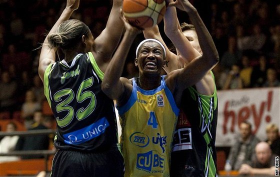 Basketbalistaka DeLisha Milton-Jonesová z USK Praha se probíjí pes hráky Brna.