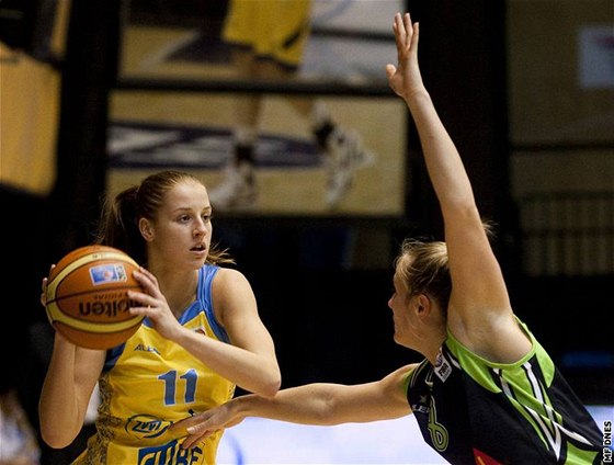 Basketbalistka USK Praha Kateina Elhotová (vlevo) je bránná brnnskou Fridou Eldenbrinkovou.