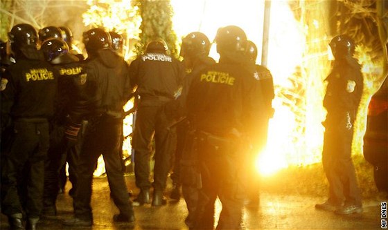 Policisté zasahují proti ostravským fanoukm, kteí zaátkem listopadu ádili pi domácím utkání s Plzní