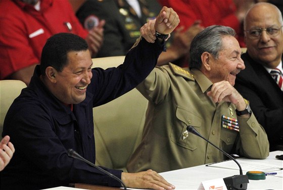 Kubánský prezident Raúl Castro (vpravo) se svým venezuelským protjkem Hugem Chávezem v Havan (8. listopadu 2010)