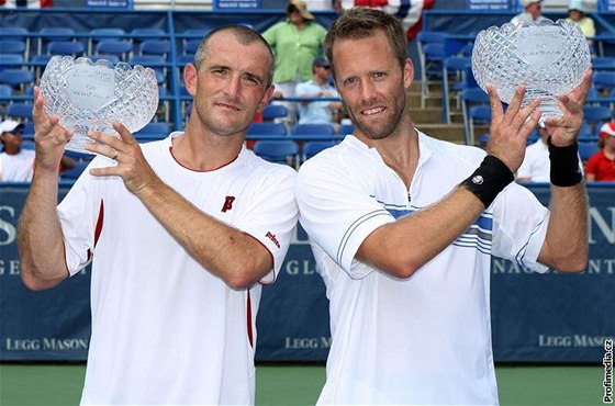 POSLEDNÍ TITUL. Martin Damm (vlevo) a Robert Lindstedt pózují s trofejemi pro vítze turnaje ve Washingtonu 2009.