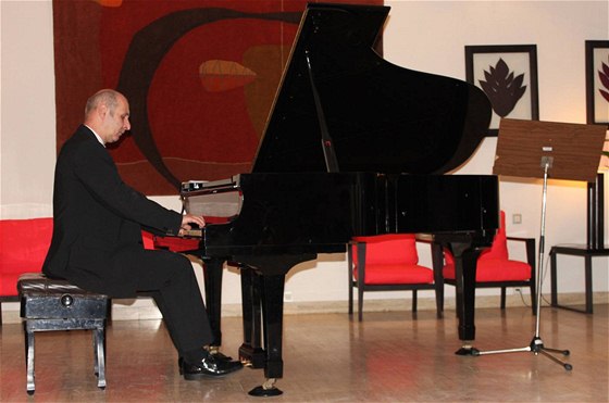 Klavírista Jaromír Klepá koncertuje v rezidenci francouzského velvyslance v Kinshase