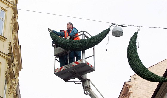 Pracovníci Technických sítí Brno instalují vánoní výzdoba na ulici Bhounská.