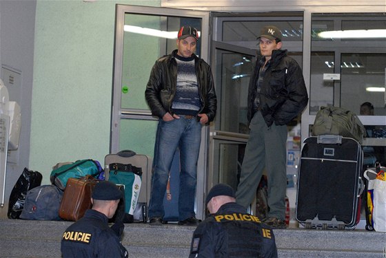 Rumuntí dlníci krátce ped návratem do své vlasti. esko je tam odvezlo po potyce cizinc v Plzni. (6. listopadu 2010)