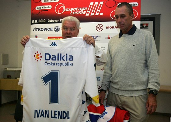 František Černík předal Ivanu Lendlovi vítkovický dres s jeho jménem.