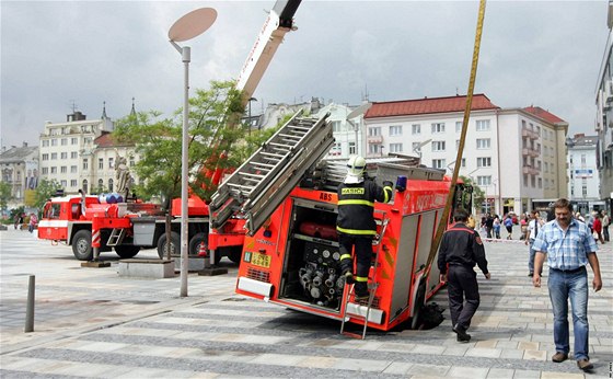 V květnu 2010 se na Masarykově náměstí v Ostravě probořil hasičský automobil.