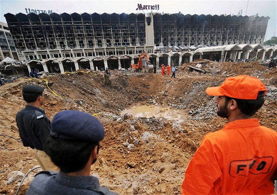 Hotel Marriott v pákistánském Islámábádu po útoku v záí 2008.