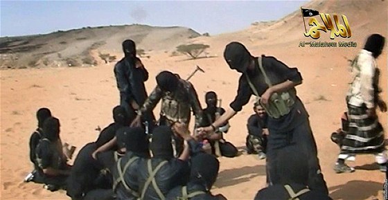 Teroristé jemenské odnoe al-Káidy na archivním zábru videa.