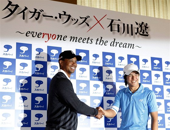 Tiger Woods a Rjo Iikawa na exhibiním turnaji v Jokoham.