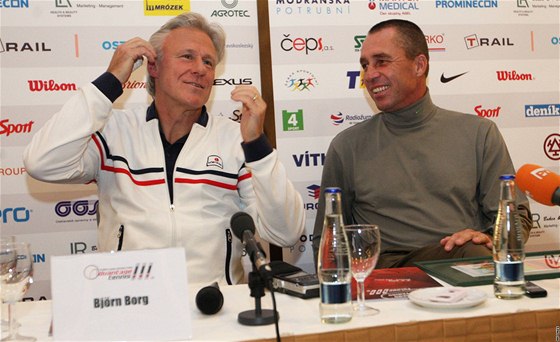 Björn Borg a Ivan Lendl (vpravo) na tiskové konferenci v Ostrav ped exhibicí Advantage Tennis ve vítkovické EZ Arén.