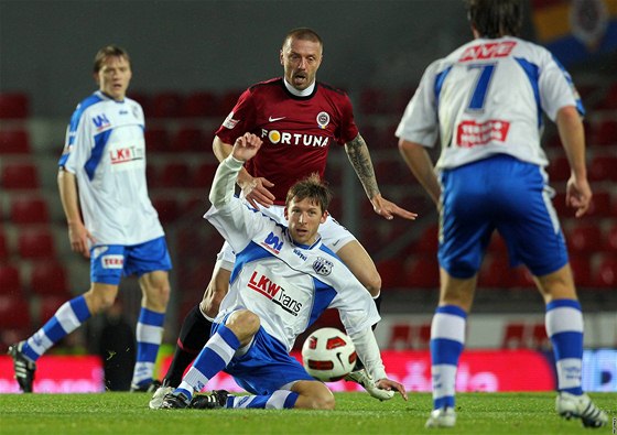 Jan Martykán z Ústí nad Labem získává mí ped obráncem Sparty Tomáem epkou.