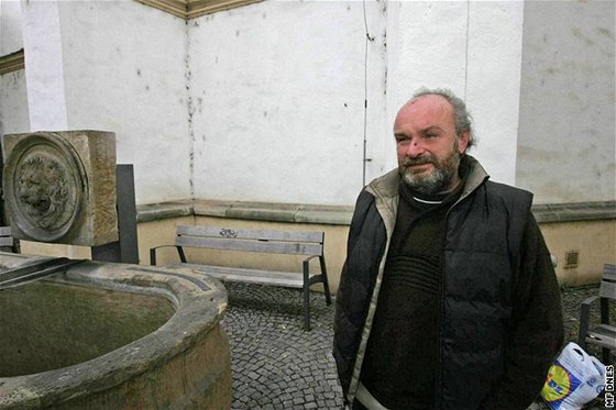 Bezdomovec Petr Sisika u lavičky, na které měl být napaden a zbit strážníky za to, že si na jejich předešlý zákrok stěžoval.