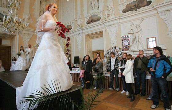 Svatební veletrh na zámku ervený Hrádek. Pehlídka jednoho ze svatebních salon.