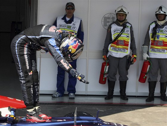 POKLONA. Sebastian Vettel z Red Bullu se po triumfu klaní mechanikm svého týmu.