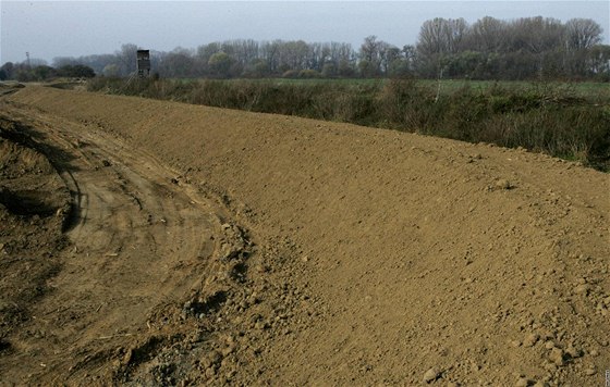 Obyvatelé Troubek si v roce 2010 sami postavili 400 metr dlouhou hráz v místech, kde v minulosti stál takzvaný Selský val. Tato hráz by je vak ochrání pouze ped mení záplavou, velké neodolá.