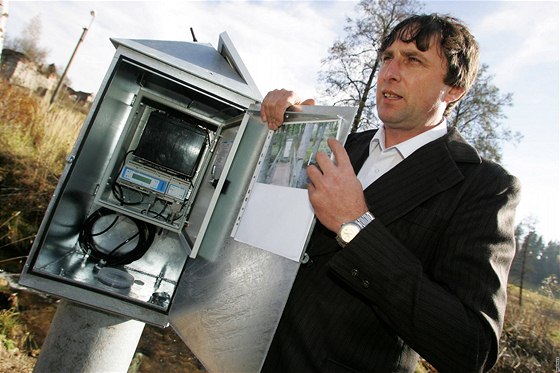 Meteorolog Rudolf Kovaík ze indelové ukazuje novou limnigrafickou stanici. 