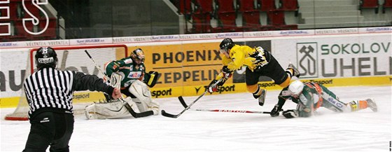 Sokolovský hokejista Petr Kukla (ve lutém) nastupuje od minulého kola s kapitánskou páskou.