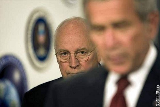 Dick Cheney (v pozadí) a George Bush