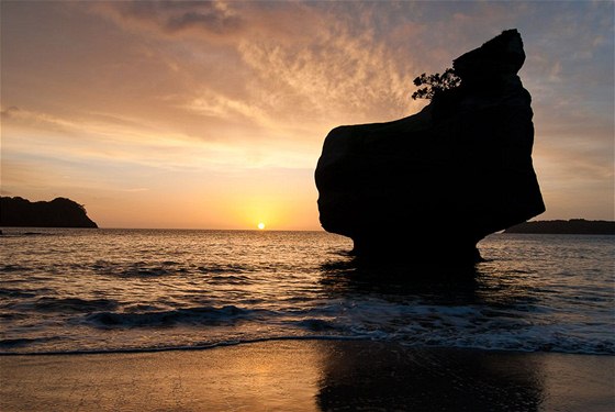 Nový Zéland, Coromandel. Východ slunce na Cathedral Cove