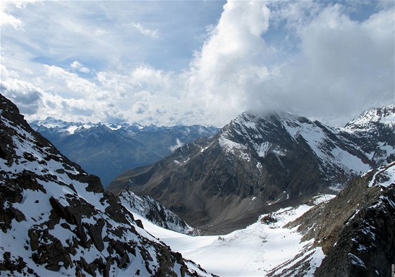 Na vrchol Top of Tyrol (3 210 m) na ledovci Stubai vede lanovka