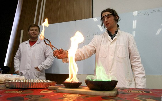 Chemici z VCHT ukázali studentm jihlavského gymnázia, jak me vypadat moderní hodina chemie.