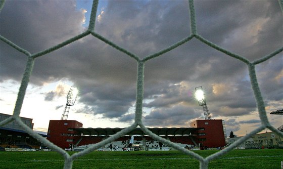 Pokud fotbalisté FC Vysočina uspějí a postoupí do první ligy, budou potřebovat vyhřívaný trávník (ilustrační snímek).