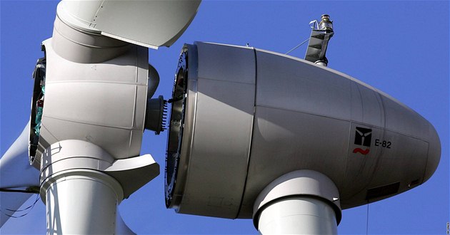 Vtrná elektrárna v Jindichovicích.  Montér uvnit statoru natahuje ruku po rotoru.