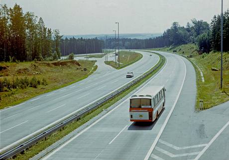 Prázdná dálnice D1 v osmdesátých letech 20. století u Pávova.