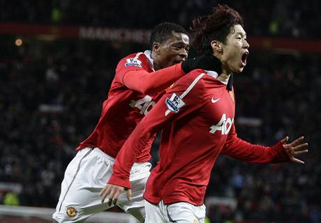 Park Ji Sung z Manchesteru United oslavuje gl.