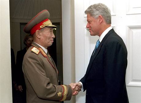 o Mjong-rok v roce 2000 s prezidentem Billem Clintonem pi nvtv Washingtonu