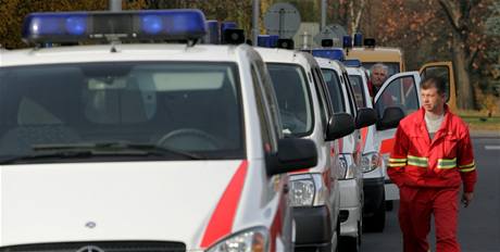 Protest řidičů sanitek před sídlem krajského úřadu v Ostravě.