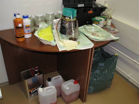Chemikálie a laboratorní vybavení, které měl dealer v jednom z bytů.