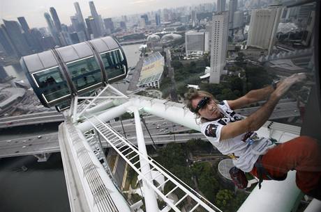 Francouzsk pavou mu Alain Robert pi zdolvn singapurskho mrakodrapu Singapore Flyer