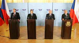 Prezidenti zemí Visegrádské tyky na závrené tiskové konferenci v Karlových Varech  